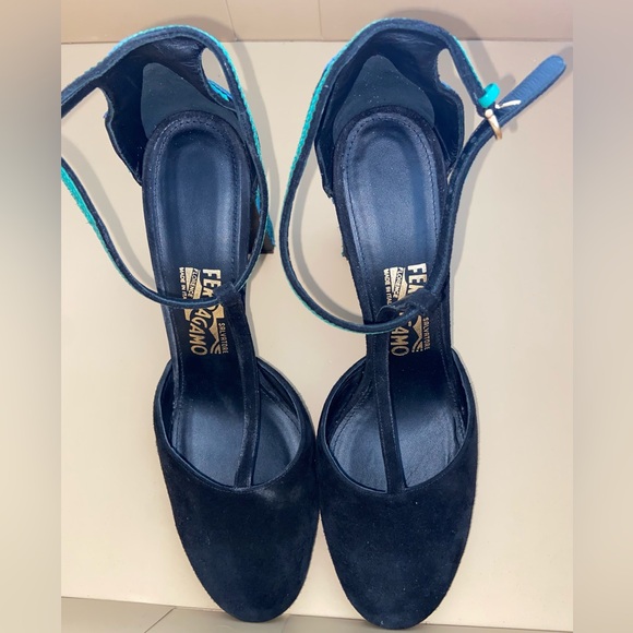 Beautiful color block Salvatore Ferragamo chunky t-strap heel. - Picture 9 of 10